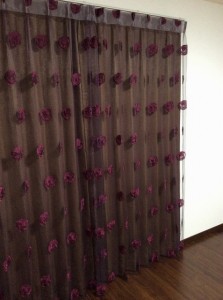 寝室フロントレースカーテンはシック色合いで落ち着いた空間へ